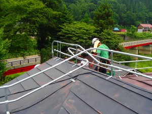 屋根の形状に合わせて施工していきます。