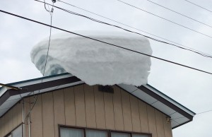 こんな雪の塊、怖いですよね。ヤネラクで解消できます。