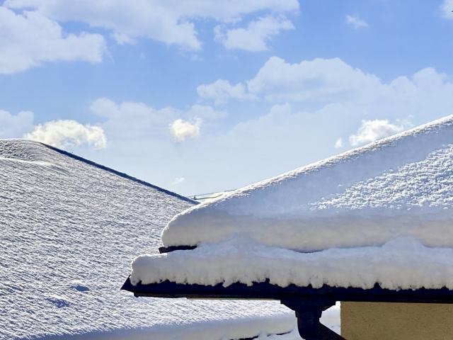 【装置】融雪・落雪システムを導入しよう！屋根雪対策の種類と特徴