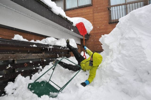 雪かき中の転落