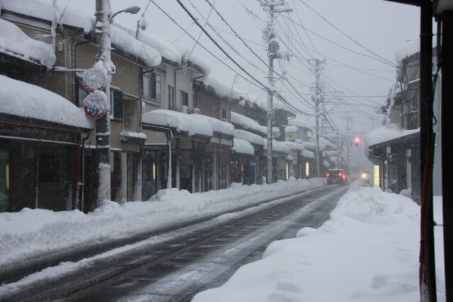 歩道に積もった雪