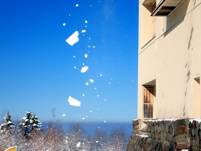 屋根から落ちる雪