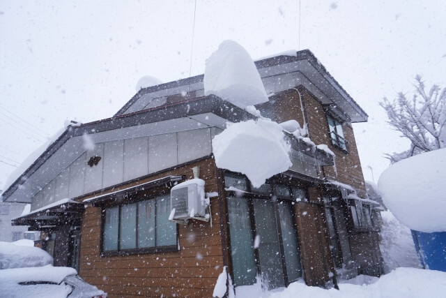 危険な屋根の雪庇